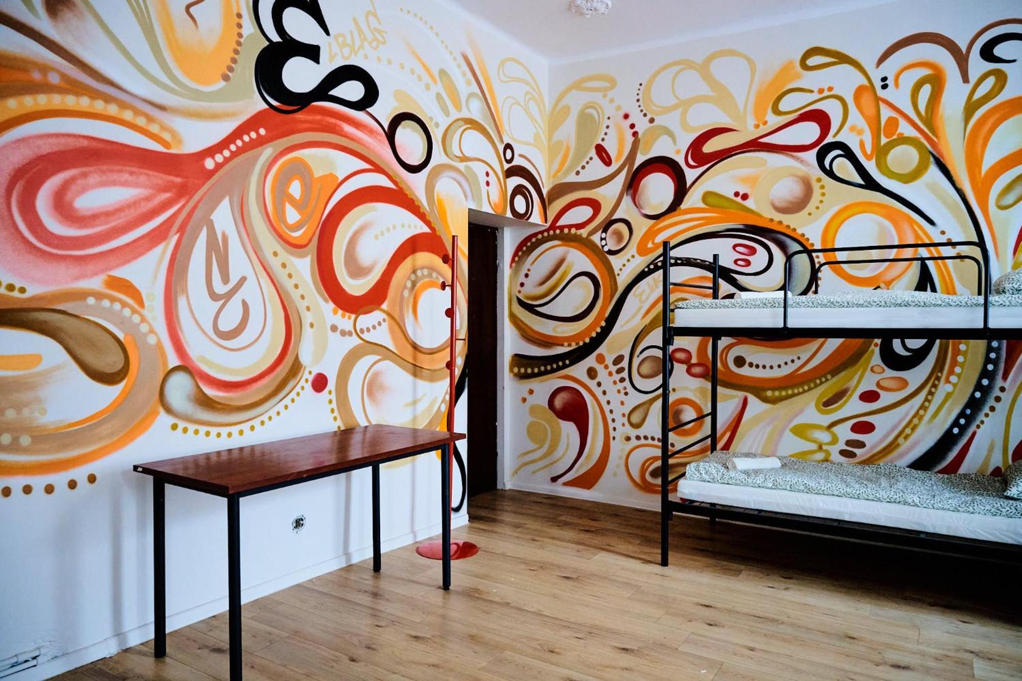 Hostel Graffiti Краков Экстерьер фото