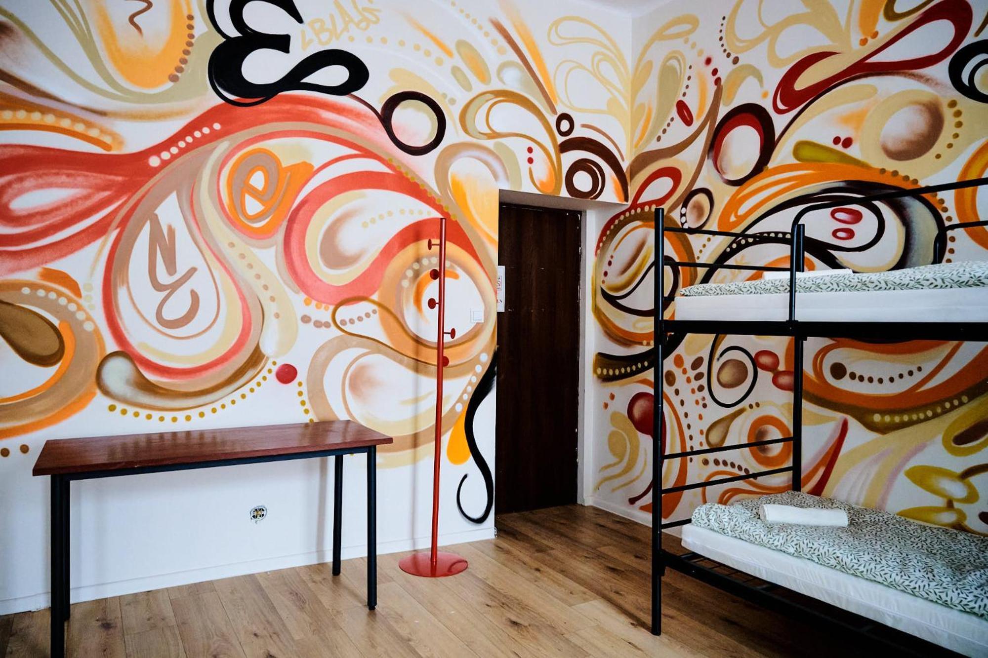 Hostel Graffiti Краков Экстерьер фото