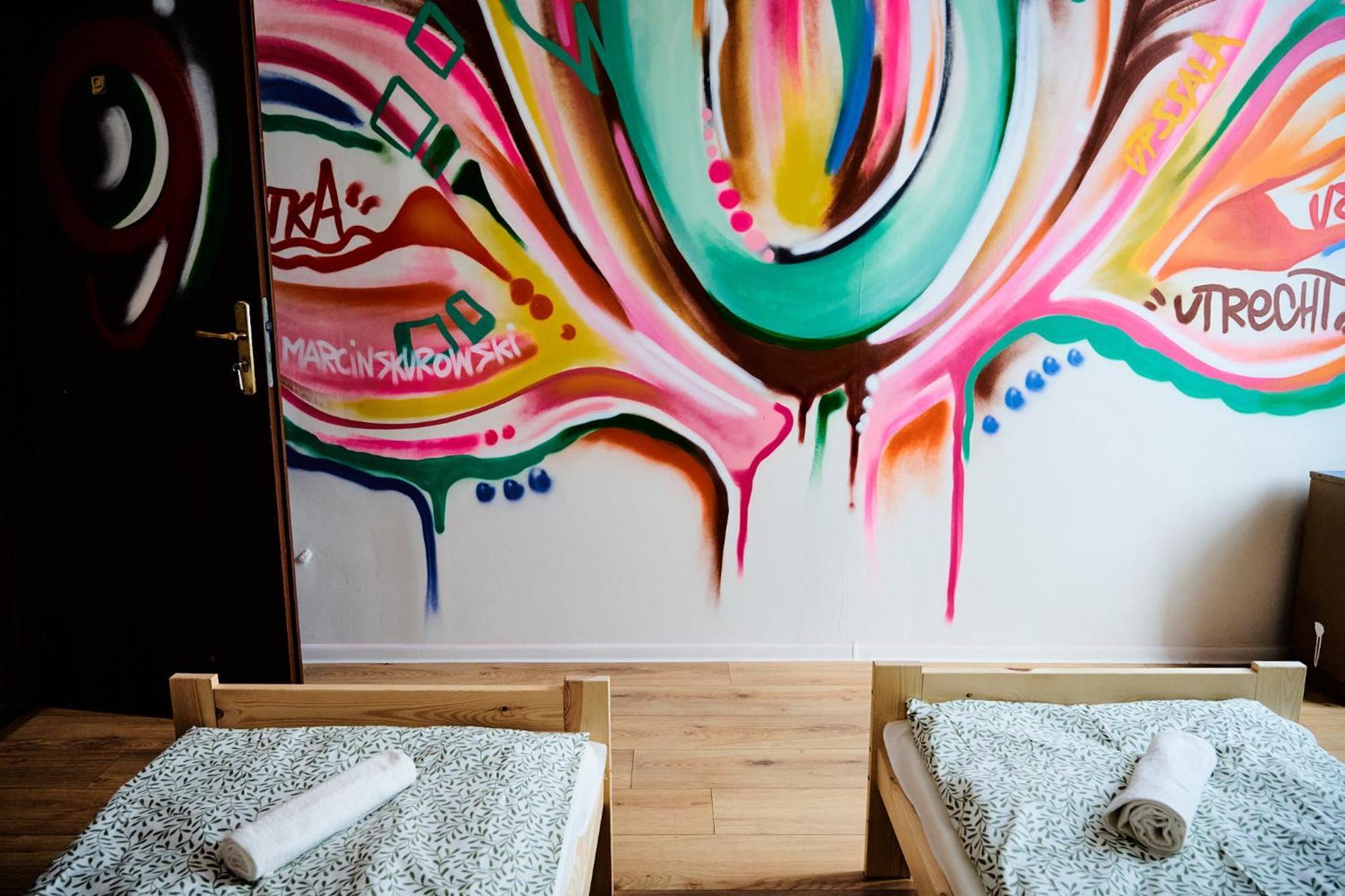 Hostel Graffiti Краков Экстерьер фото