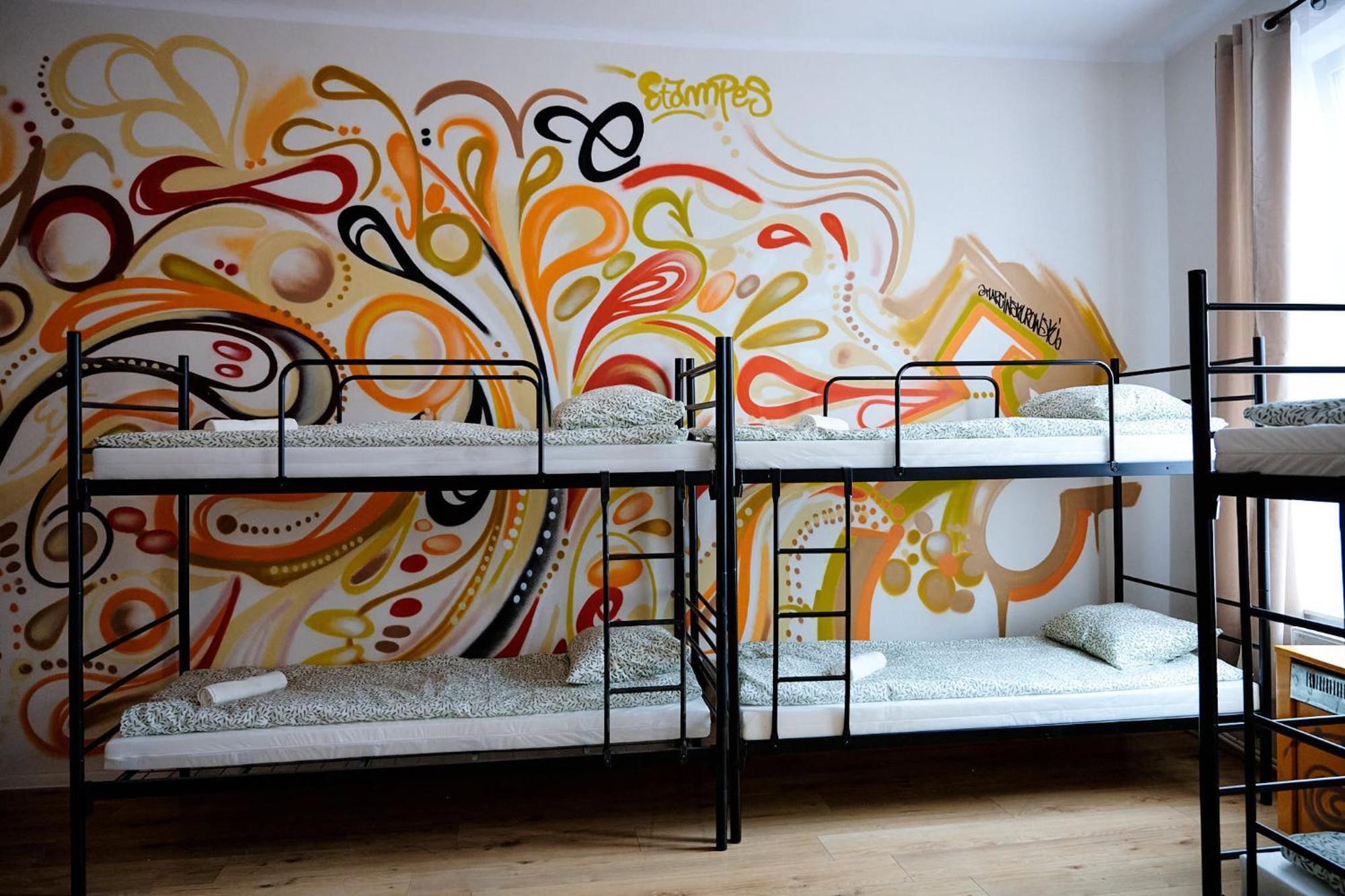 Hostel Graffiti Краков Экстерьер фото