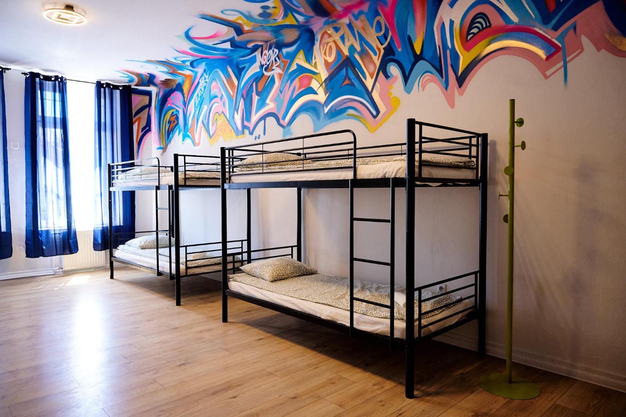 Hostel Graffiti Краков Экстерьер фото