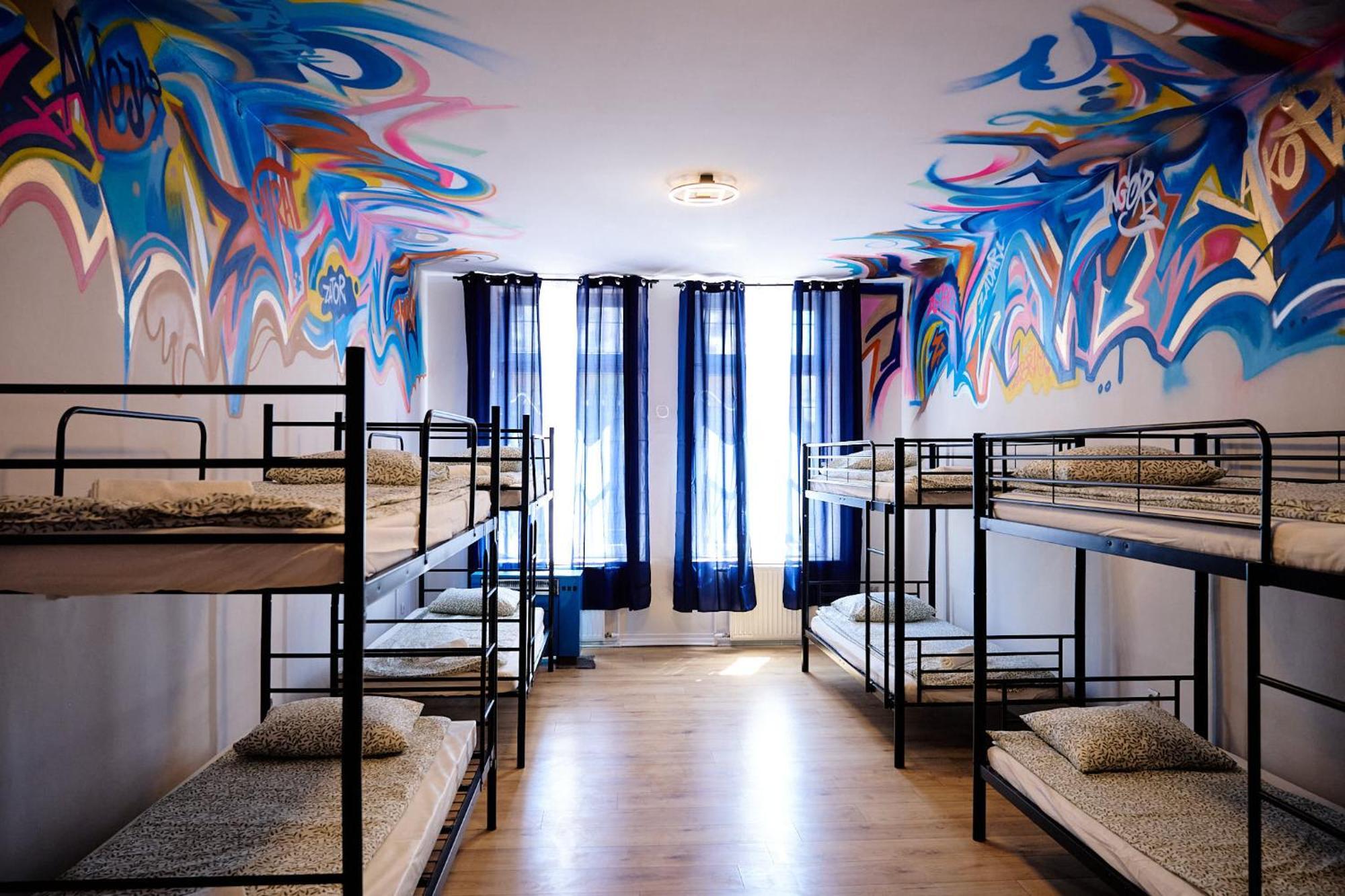 Hostel Graffiti Краков Экстерьер фото