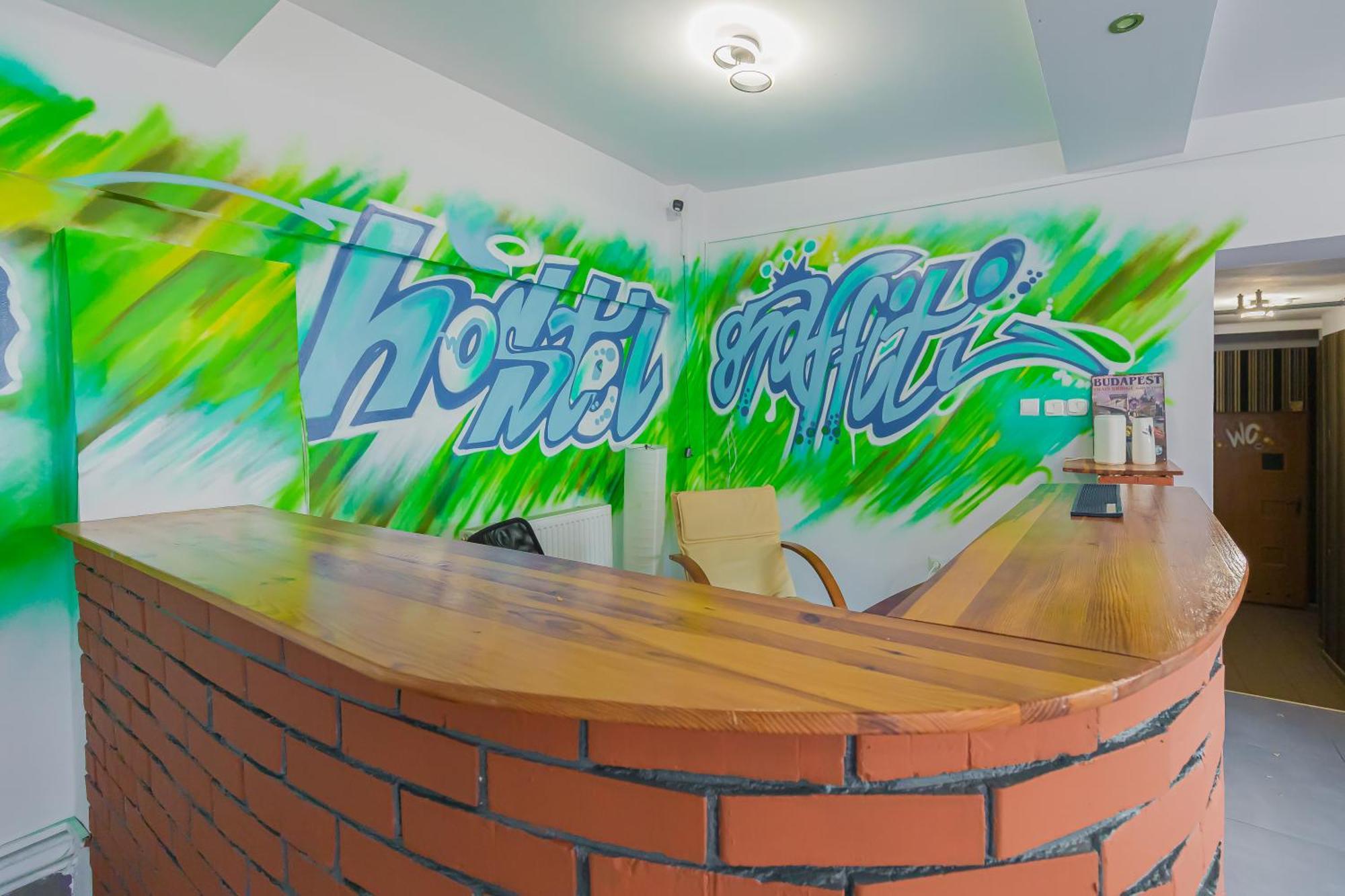 Hostel Graffiti Краков Экстерьер фото