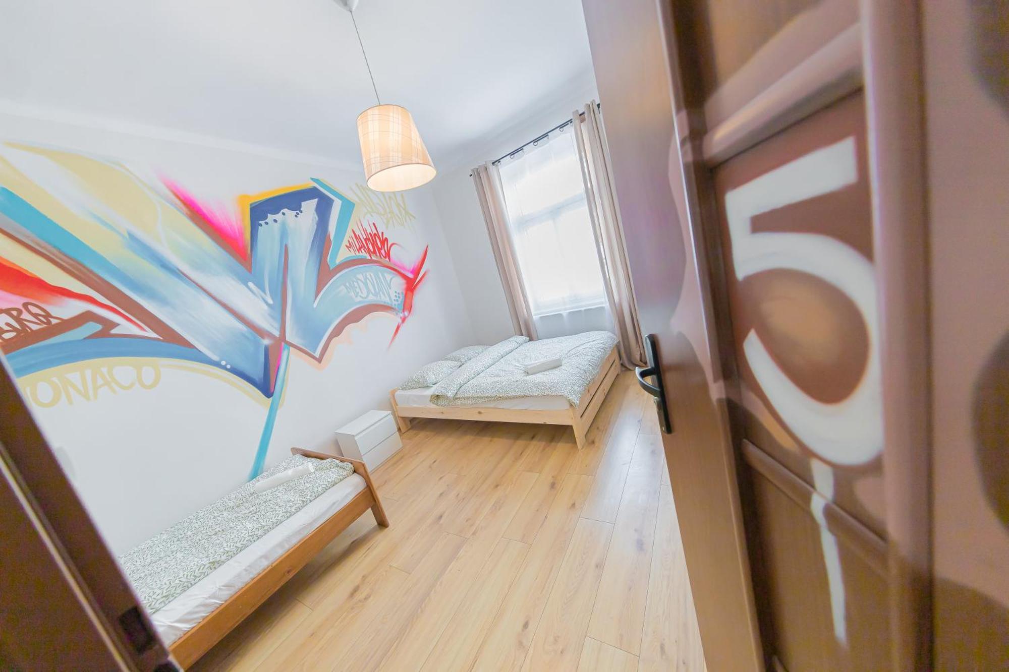 Hostel Graffiti Краков Экстерьер фото