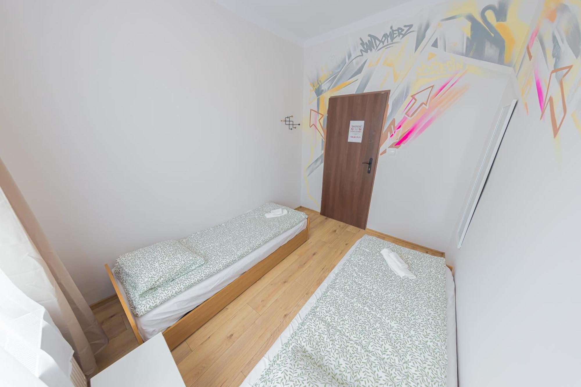 Hostel Graffiti Краков Экстерьер фото