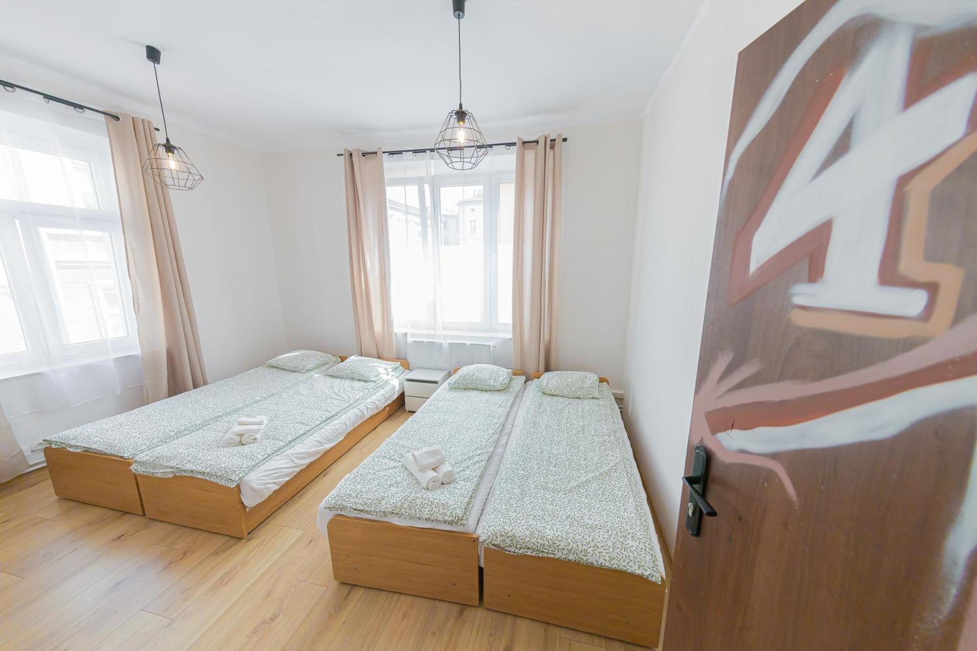 Hostel Graffiti Краков Экстерьер фото