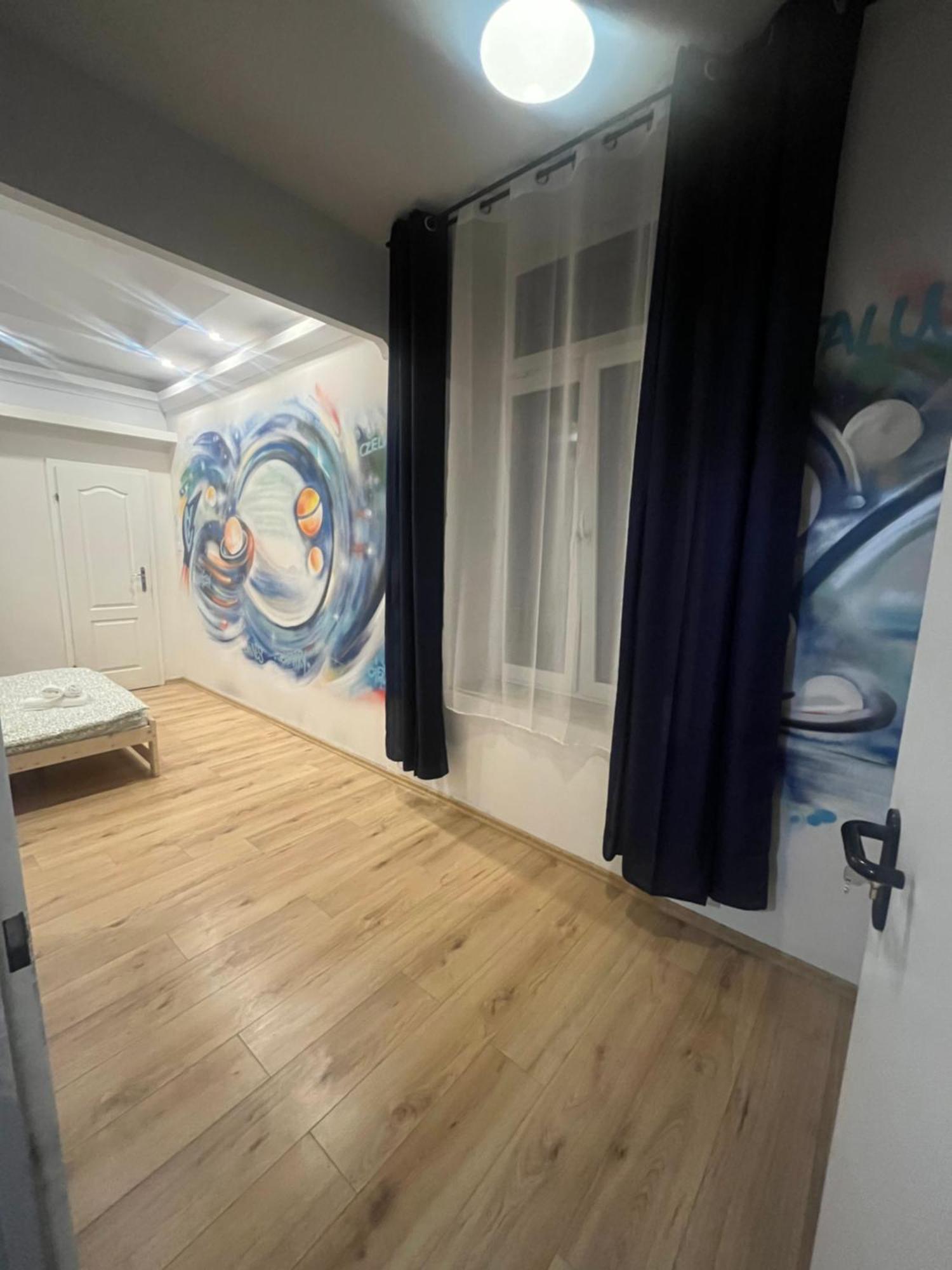 Hostel Graffiti Краков Экстерьер фото